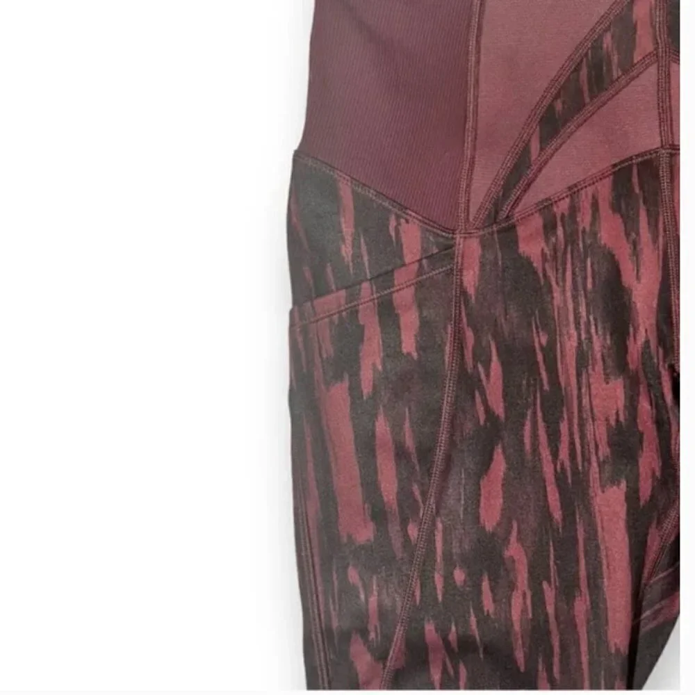 Lululemon‎ Exquisite Crop Legging Painted Animal Bordeaux Drama Black size 0